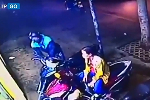 Chỉ ngồi trên xe máy, người phụ nữ khoác áo vàng cũng bị dân mạng chỉ trích