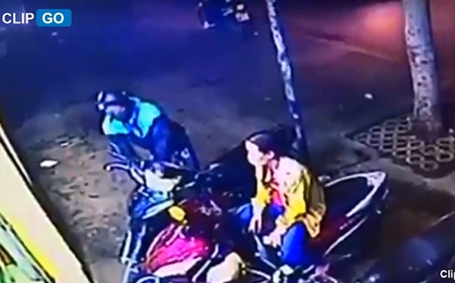 Chỉ ngồi trên xe máy, người phụ nữ khoác áo vàng cũng bị dân mạng chỉ trích