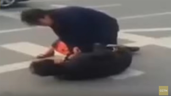 Tên trộm bất lực không thể thoát thân vì một phụ nữ