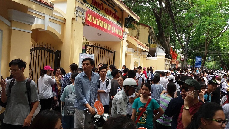 Thi vào lớp 10 như thi THPT quốc gia, phụ huynh chen kín cổng trường