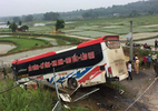Xe khách lao xuống đường gom cao tốc HN-Lào Cai, lái xe tử vong