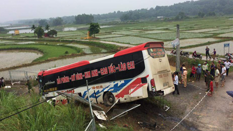 Xe khách lao xuống đường gom cao tốc HN-Lào Cai, lái xe tử vong