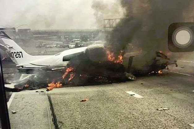 Máy bay lao xuống cao tốc, cháy ngùn ngụt