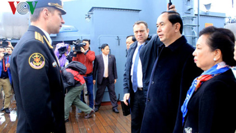 Chủ tịch nước thăm chiến hạm Rạng Đông