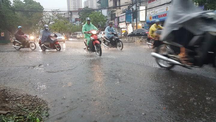 Hà Nội mưa rào bất chợt