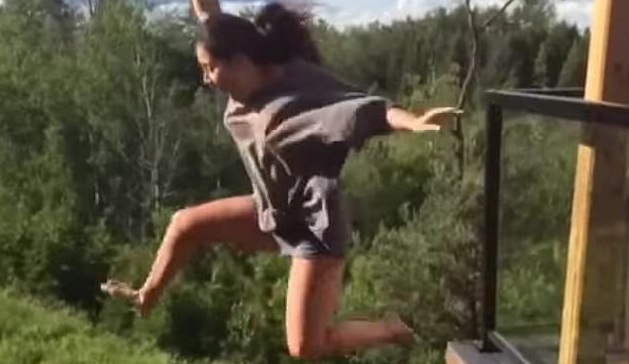 10 clip 'nóng': Cô gái chơi trò mạo hiểm và kết cục đau đớn