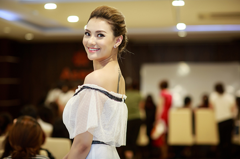 Hồng Quế khoe khéo hình xăm lớn ở lưng