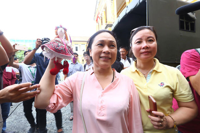 Mẹ hoa hậu Phương Nga: 'Không mong gì hơn là được đón con về nhà'