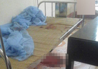 Chồng đâm chết vợ trên giường bệnh viện vì ghen tuông