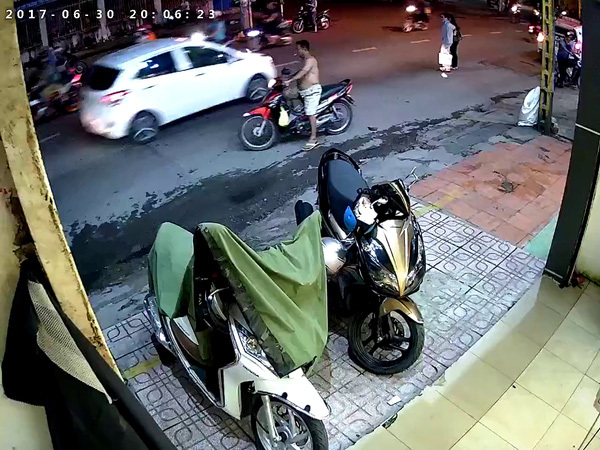 Hành động khó hiểu của nam thanh niên 'bẻ khoá xong bỏ đấy' khiến dân tình đau đầu