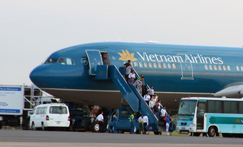 Khách đi máy bay Vietnam Airlines có thể mua vé, đặt chỗ 24/24h