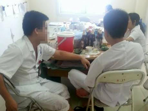 Hòa Bình: 4 bác sĩ, điều dưỡng nhậu mực bia trong giờ làm