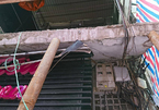 Lan can nhà 3 tầng sập treo nghiêng ở phố cổ Hà Nội