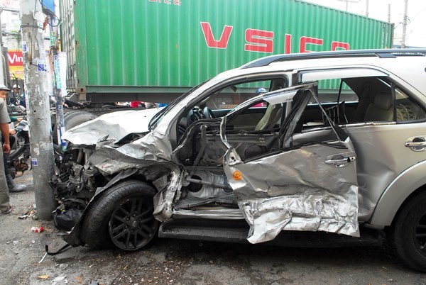 Container mất lái lao sang làn ngược chiều dí bẹp ô tô 7 chỗ