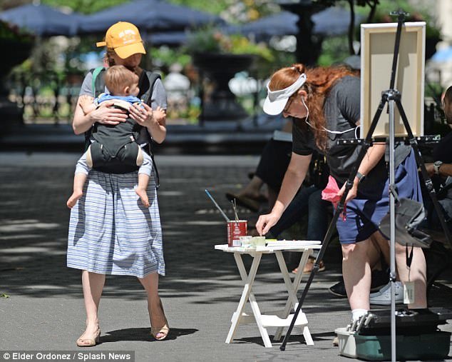 Ái nữ nhà Clinton một mình địu con ra công viên