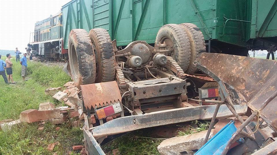 Tàu hỏa đâm trực diện ô tô, một người tử vong