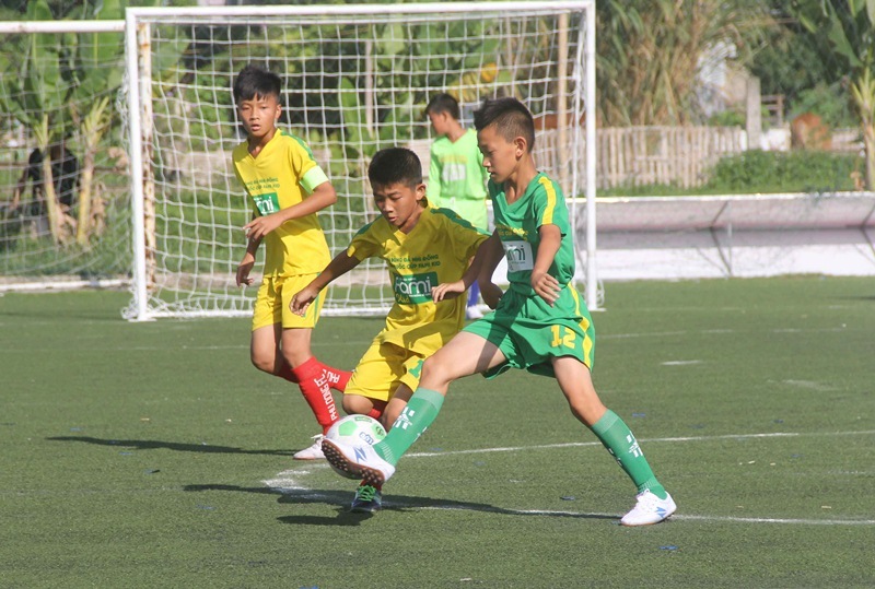 Trái bóng vẫn lăn sau tiếng còi chung cuộc