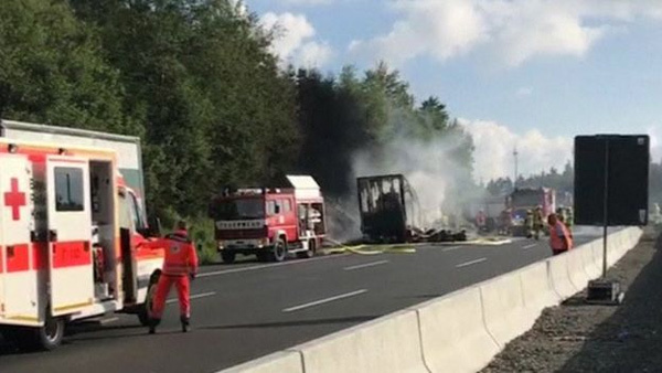 Đức: Xe buýt cháy trơ khung, 17 người mất tích