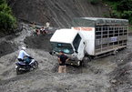 Sạt lở nghiêm trọng, xe tải lún sâu trong bùn đất