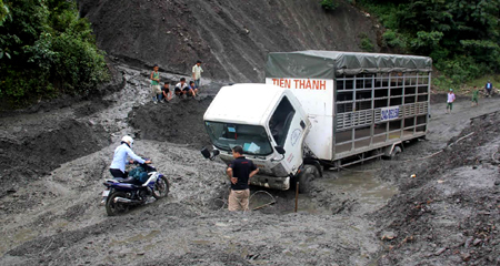 Sạt lở nghiêm trọng, xe tải lún sâu trong bùn đất