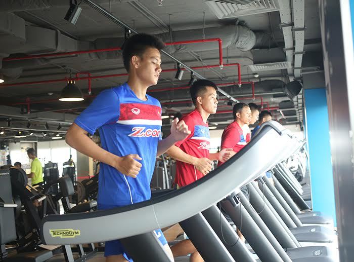 Tuyển thủ U22 VN hùng hục tập GYM, Công Phượng