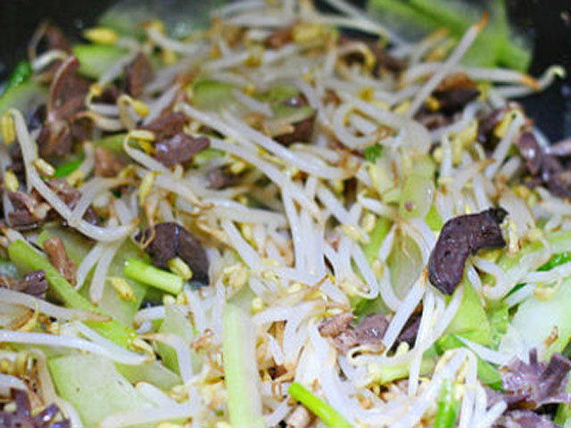 Mẹo làm giá đỗ xào lòng gà không tanh, ăn là mê