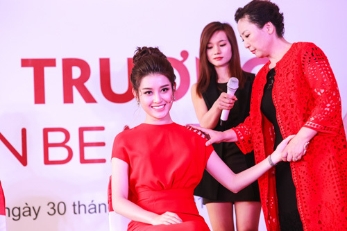 Huyền My hào hứng trải nghiệm liệu pháp làm đẹp Hàn Quốc