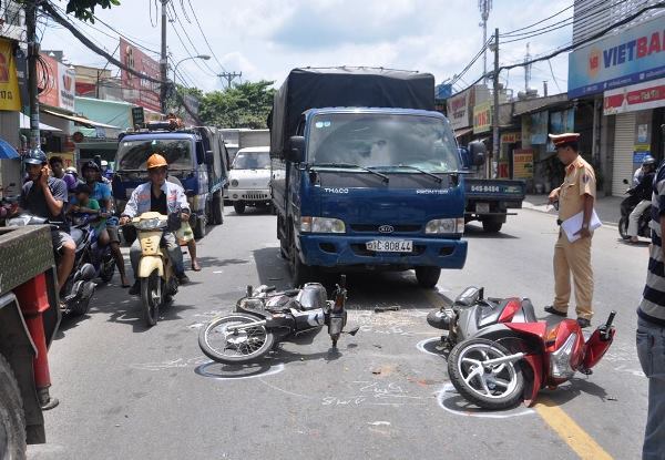 Xe tải tông liên hoàn 3 xe máy, bé gái 6 tuổi nguy kịch