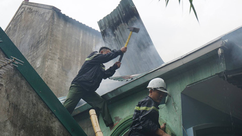 Bé gái 9 tuổi nhanh trí dắt 2 em thoát đám cháy