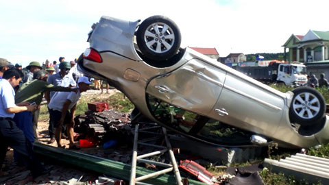 Tàu hỏa húc văng xe Altis, 2 người tử vong