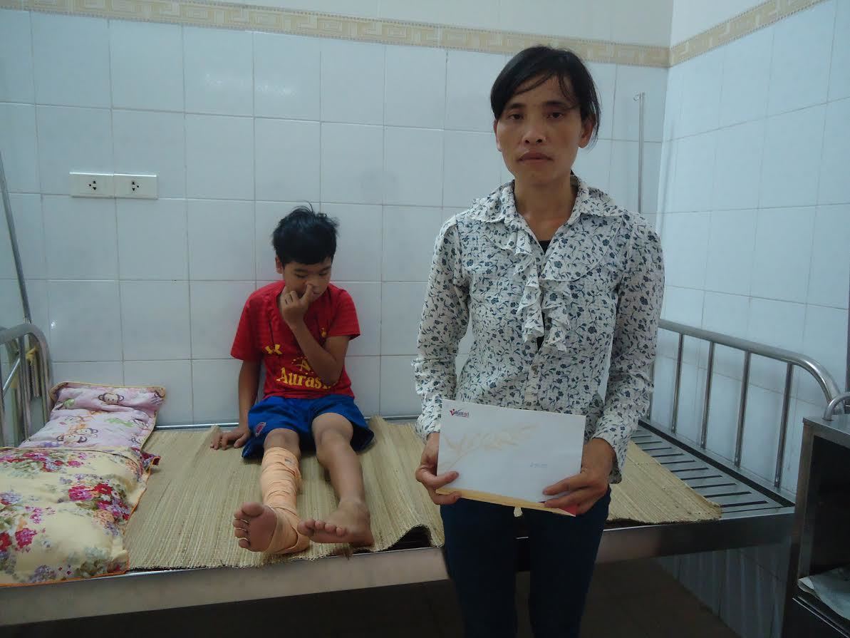 Bé Mai Văn Chiến bị hổ vồ đã được xuất viện về nhà