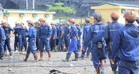 Một công nhân mắc kẹt ở độ sâu 100m