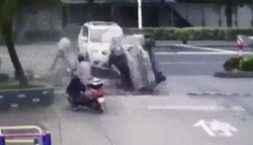 Ô tô lộn nhào qua đầu, người đi xe đạp sống sót thần kỳ