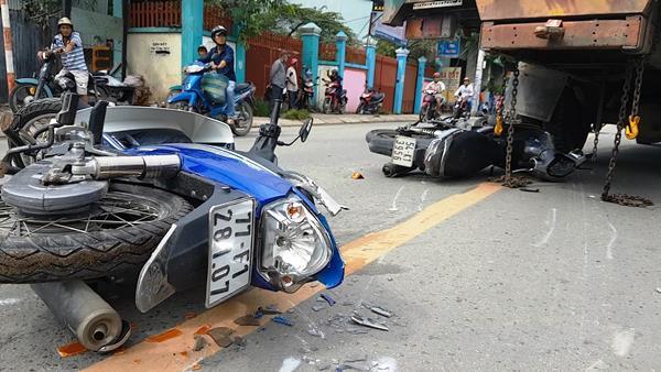 Xe 'điên' gây tai nạn liên hoàn, người nằm la liệt trên đường phố