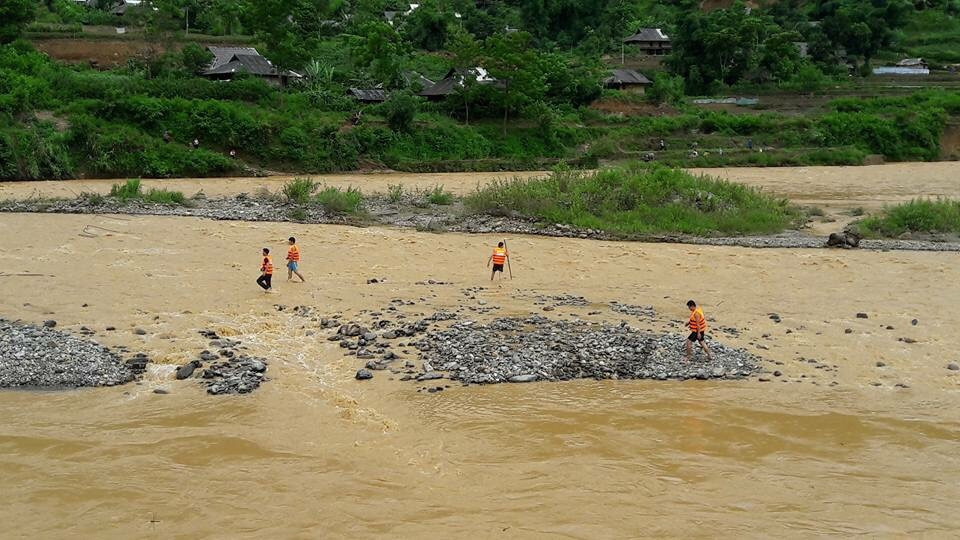 3 người chết, hàng chục tỷ cuốn phăng theo mưa lũ