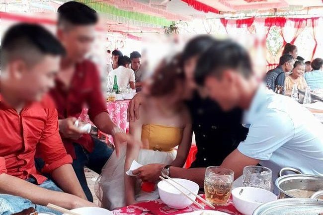 Sự thật về bức ảnh cô dâu ôm người yêu cũ khóc nức nở trong đám cưới