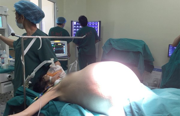 Thiếu nữ 'đeo’ khối u buồng trứng 16kg, phải thở oxy