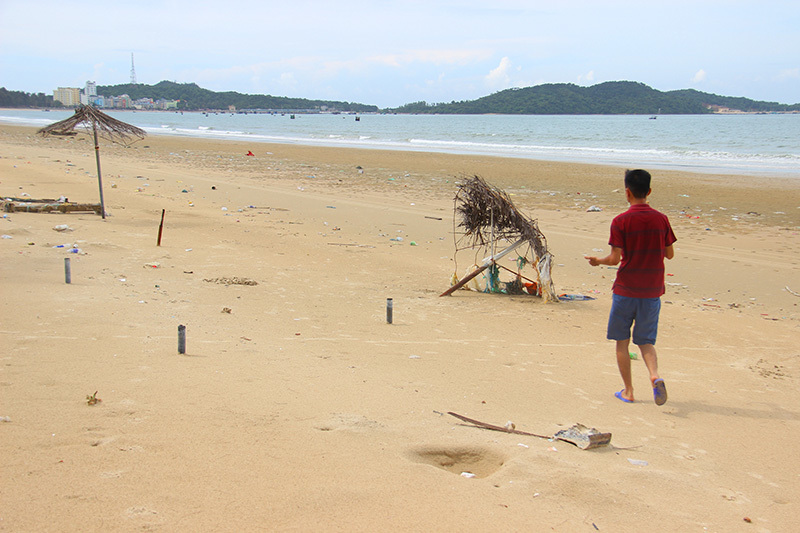 Quảng Ninh: Bãi Tình Yêu ngập rác, ế chỏng chơ