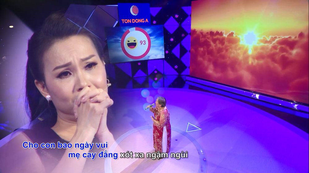 Cẩm Ly khóc ôm người mẹ già thi hát vì con bị ung thư