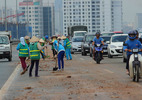 Hà Nội: Cầu Nhật Tân vãi đầy đất, xe máy chen làn ô tô