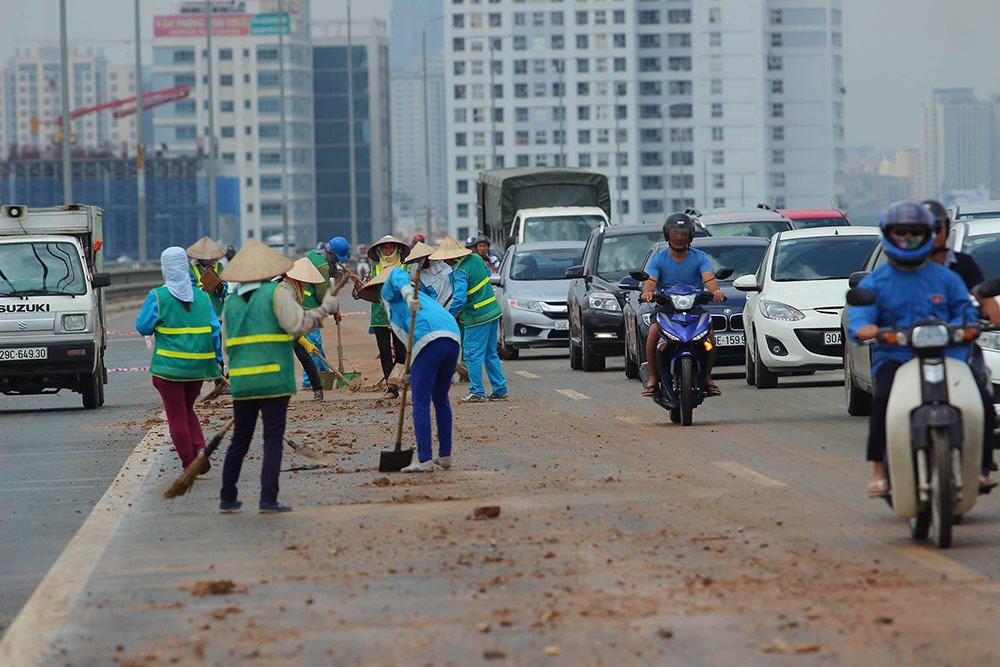 Hà Nội: Cầu Nhật Tân vãi đầy đất, xe máy chen làn ô tô