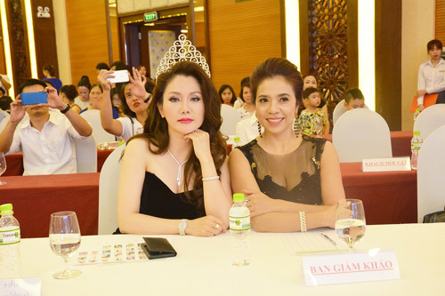 HH Xuân Hương ngồi ‘ghế nóng’ Duyên dáng Doanh nhân Việt 2017