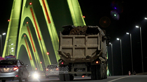 Vạch mặt thủ phạm vãi đất sỏi giữa đêm trên cầu Nhật Tân