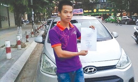 Xử phạt lái xe không mang giấy tờ gốc: Bộ ngành lúng túng, người dân lãnh đủ