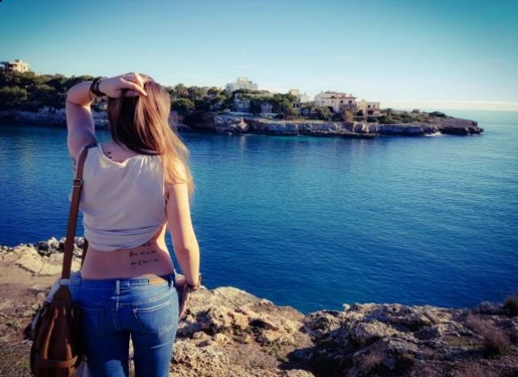 Gái phố nghĩ gì mà ăn mặc 'đơn sơ, thiếu vải' về quê nhà người yêu!