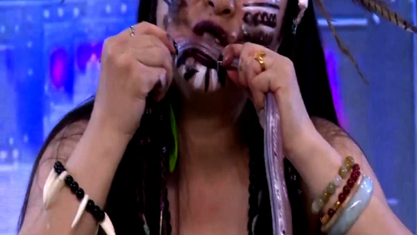 Ăn rắn sống trên truyền hình trực tiếp, người phụ nữ gây khiếp sợ