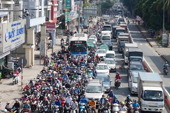 Thông xe cầu vượt, cửa ngõ Tân Sơn Nhất vẫn rối loạn