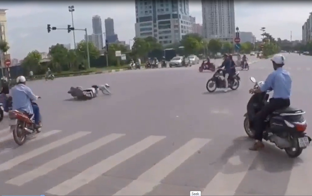 'Ninja' phóng xe bạt mạng, vượt đèn đỏ bị tông ngã sấp mặt