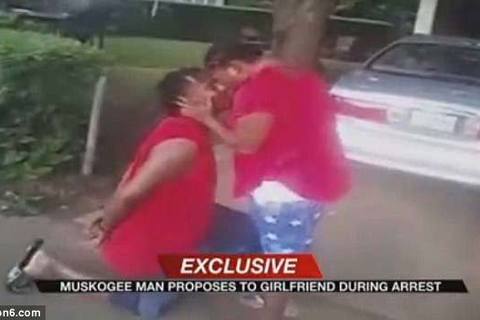 Cầu hôn bạn gái ngay sau khi bị cảnh sát còng tay