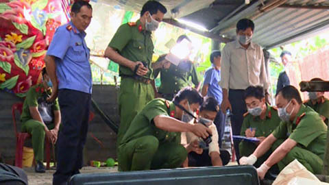 Chồng phát hiện vợ chết trên cổ có vết cắt